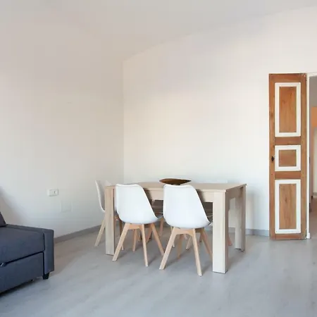 Akira Flats Llane Apartment *